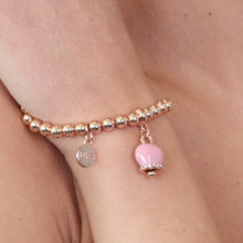 Carica l&#39;immagine nel visualizzatore di Gallery, BYSIMON - Bracciale con campanella rosa pendente
