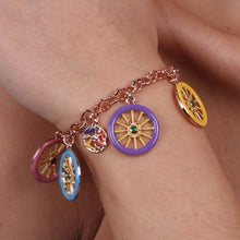 Carica l&#39;immagine nel visualizzatore di Gallery, BYSIMON - Bracciale con ciondolo carro siciliano
