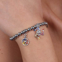 Carica l&#39;immagine nel visualizzatore di Gallery, BYSIMON - Bracciale con ciondolo trinacria con cristalli
