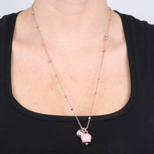 Carica l&#39;immagine nel visualizzatore di Gallery, BYSIMON - Collana lunga con campanella pendente rosa
